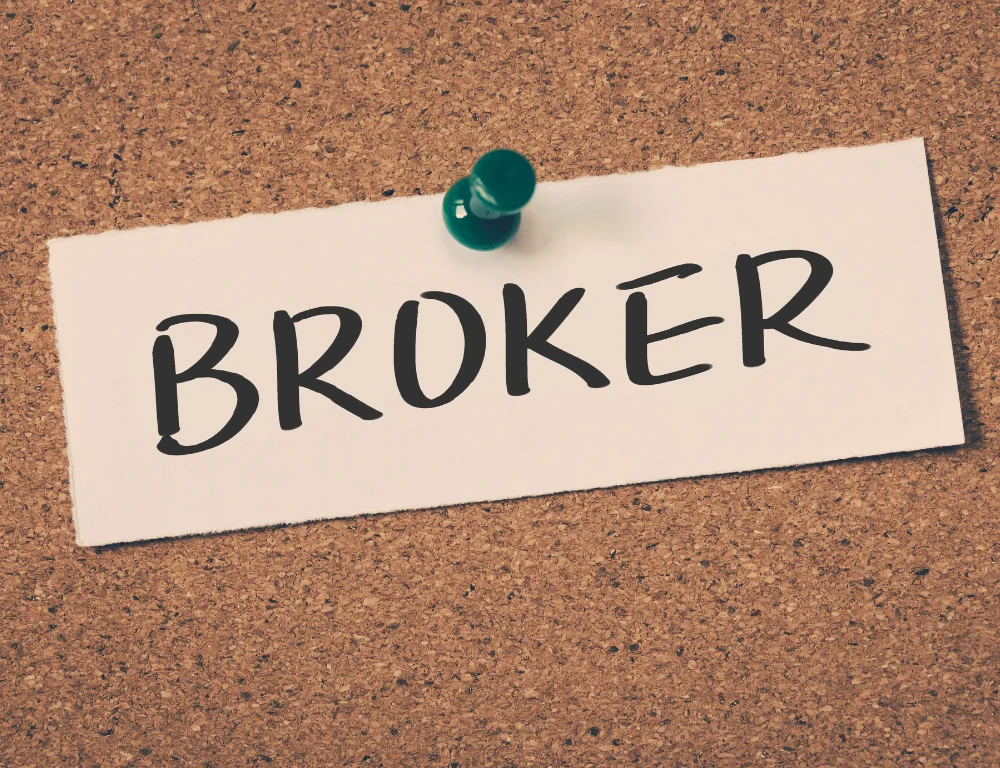 Broker-Advantages-Broker-Note-On-Corkboard