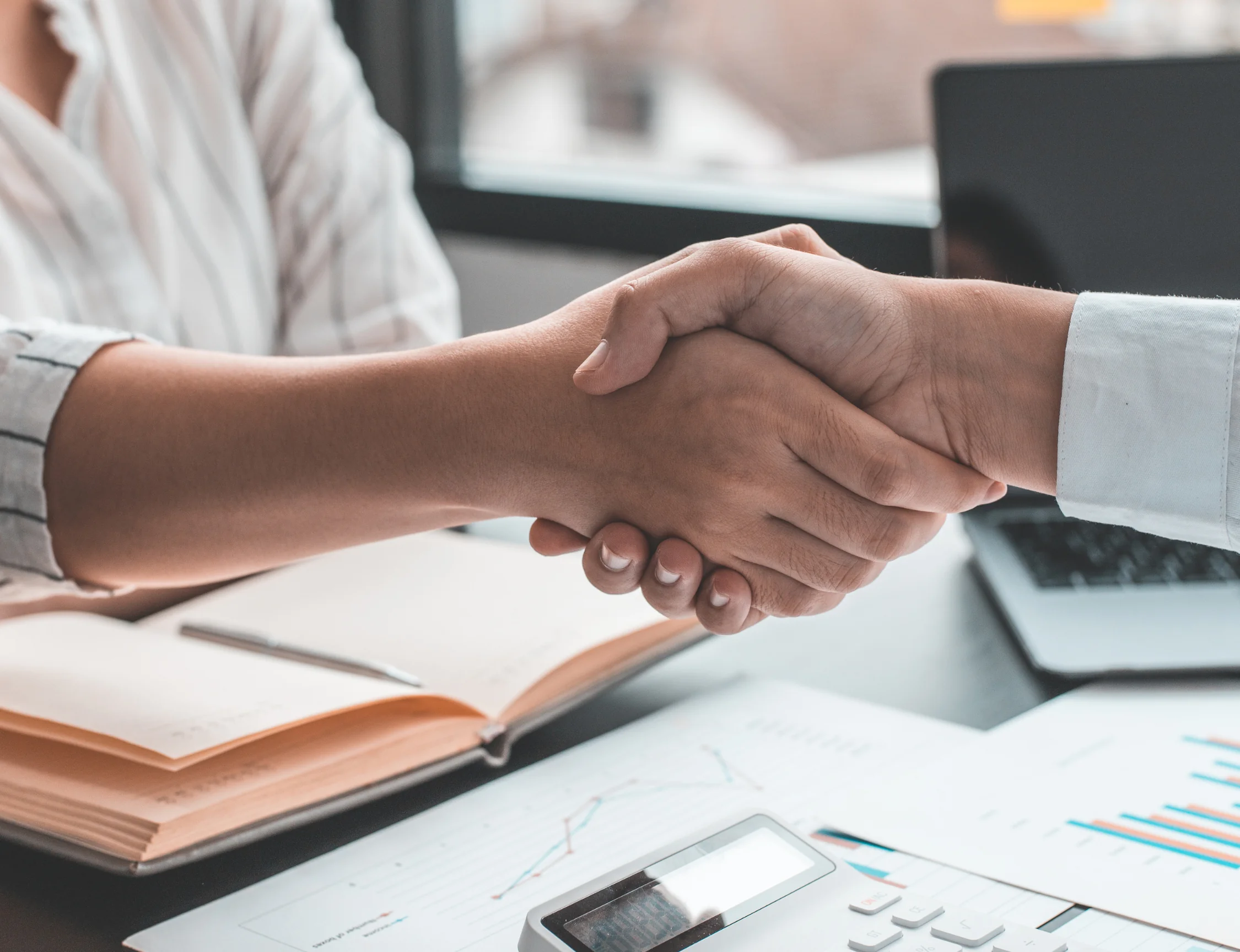 Logistics Service Level Agreement-shaking hands