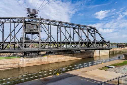 Port of Davenport, Government bridge over a Dam