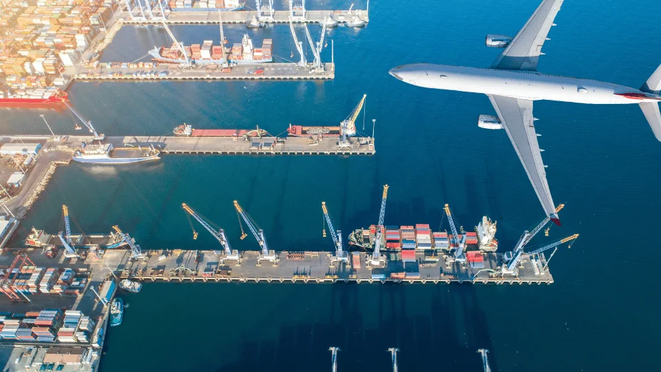 Reducing Freight Costs for Enterprises airplane flying over freight loading port